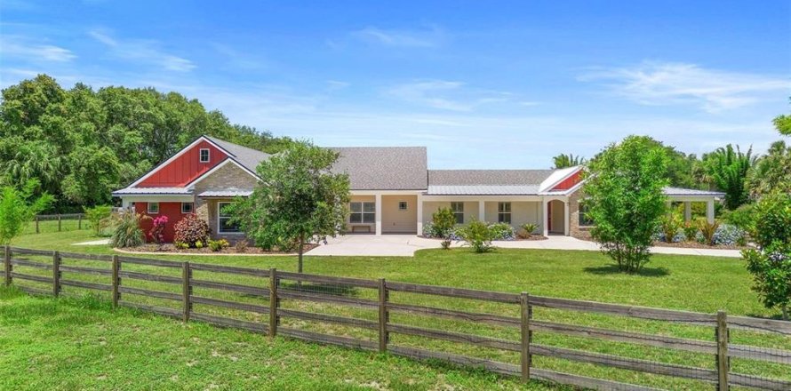 House in Geneva, Florida 3 bedrooms, 307.79 sq.m. № 2099486