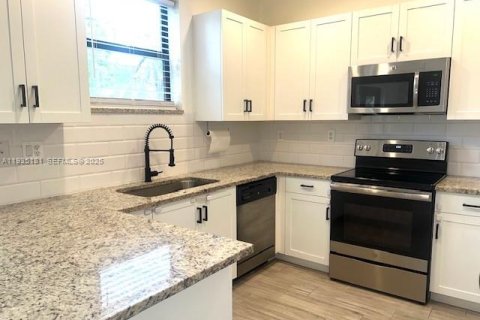 Townhouse in Margate, Florida 3 bedrooms, 129.51 sq.m. № 1993335 - photo 3