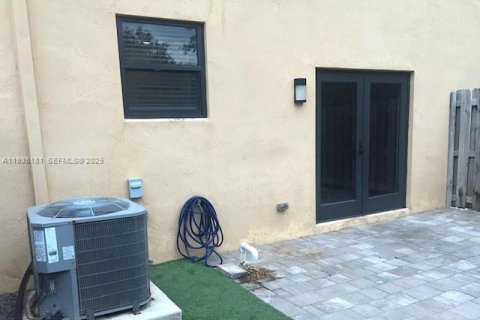 Townhouse in Margate, Florida 3 bedrooms, 129.51 sq.m. № 1993335 - photo 20