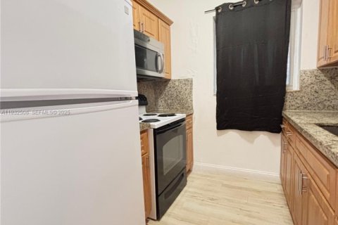 Снять в аренду виллу или дом в Майами, Флорида 3 спальни, 217.39м2, № 1990885 - фото 3