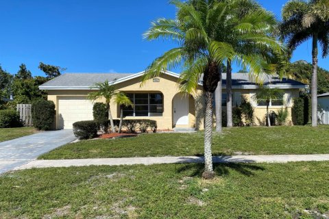 House in Delray Beach, Florida 4 bedrooms, 164.72 sq.m. № 2400016