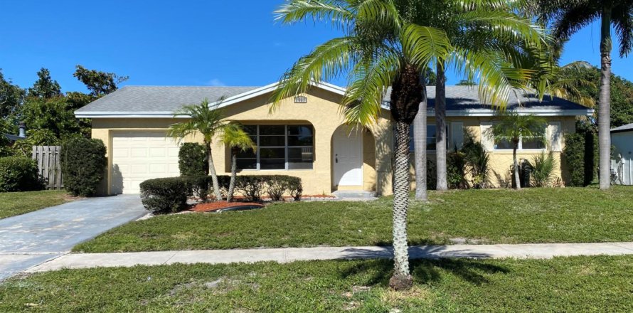 House in Delray Beach, Florida 4 bedrooms, 164.72 sq.m. № 2400016