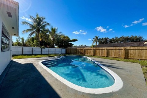 House in Delray Beach, Florida 4 bedrooms, 164.72 sq.m. № 2400016 - photo 2