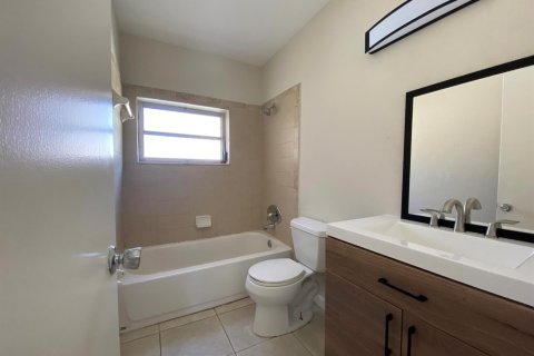 House in Delray Beach, Florida 4 bedrooms, 164.72 sq.m. № 2400016 - photo 6