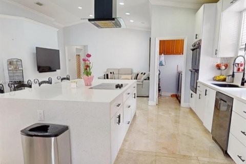 House in Miramar, Florida 4 bedrooms, 194.07 sq.m. № 2001703 - photo 12