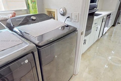 House in Miramar, Florida 4 bedrooms, 194.07 sq.m. № 2001703 - photo 14