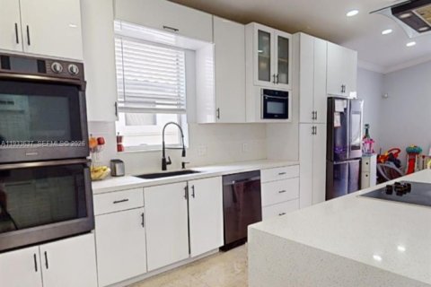 House in Miramar, Florida 4 bedrooms, 194.07 sq.m. № 2001703 - photo 15