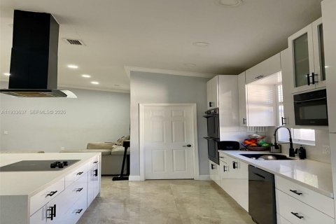 House in Miramar, Florida 4 bedrooms, 194.07 sq.m. № 2001703 - photo 9