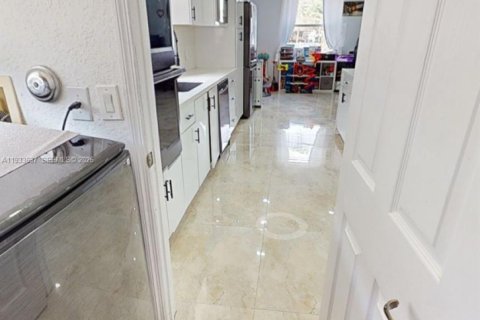 House in Miramar, Florida 4 bedrooms, 194.07 sq.m. № 2001703 - photo 13