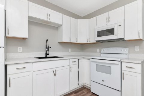 Propiedad comercial en venta en Bradenton, Florida, 6 dormitorios, 189.15 m2 № 2304675 - foto 2