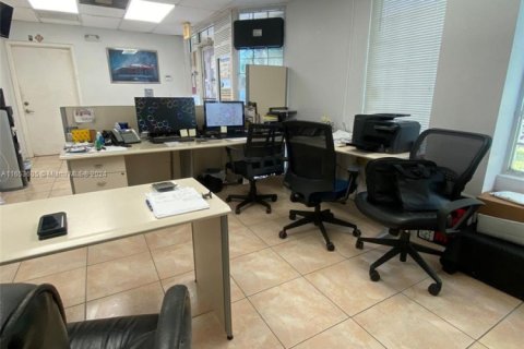 Commercial property in Doral, Florida № 1985196 - photo 7