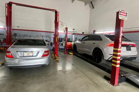 Commercial property in Doral, Florida № 1985196 - photo 15