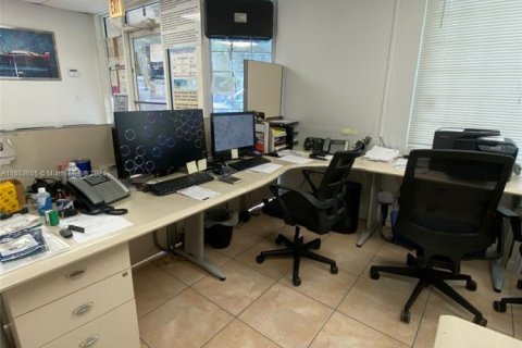 Commercial property in Doral, Florida № 1985196 - photo 6