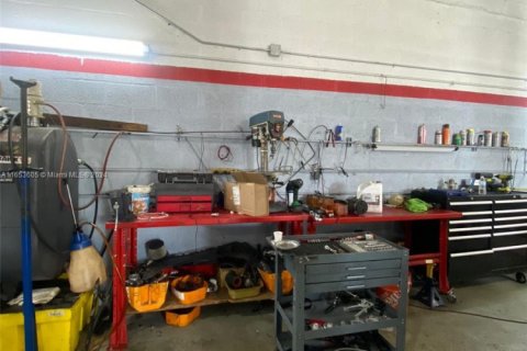 Commercial property in Doral, Florida № 1985196 - photo 11