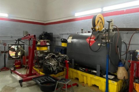 Commercial property in Doral, Florida № 1985196 - photo 12