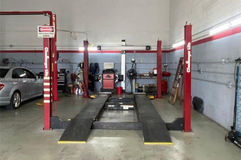 Commercial property in Doral, Florida № 1985196 - photo 10