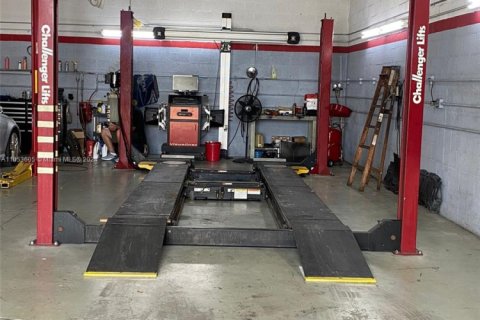 Commercial property in Doral, Florida № 1985196 - photo 13