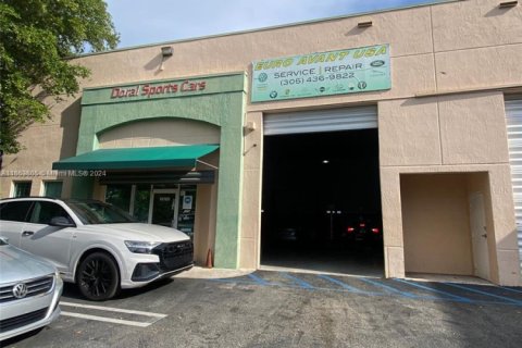 Commercial property in Doral, Florida № 1985196 - photo 1