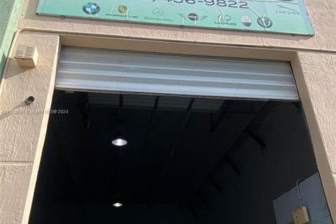 Commercial property in Doral, Florida № 1985196 - photo 4