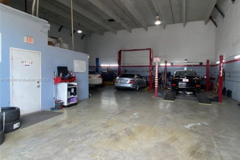 Commercial property in Doral, Florida № 1985196 - photo 9