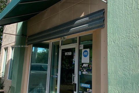 Commercial property in Doral, Florida № 1985196 - photo 2