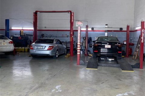 Commercial property in Doral, Florida № 1985196 - photo 8