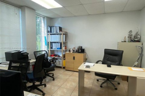 Commercial property in Doral, Florida № 1985196 - photo 5