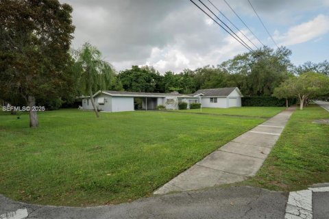 House in Pinecrest, Florida 5 bedrooms, 165.46 sq.m. № 2042996 - photo 2