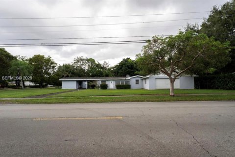 House in Pinecrest, Florida 5 bedrooms, 165.46 sq.m. № 2042996 - photo 4