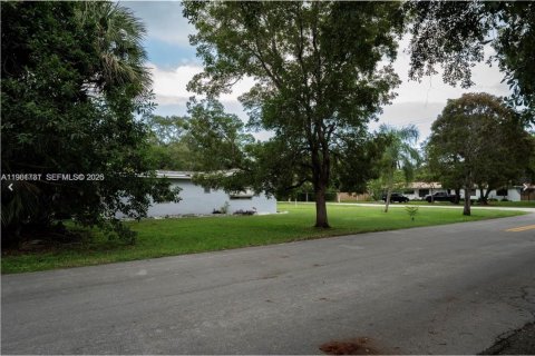 House in Pinecrest, Florida 5 bedrooms, 165.46 sq.m. № 2042996 - photo 7