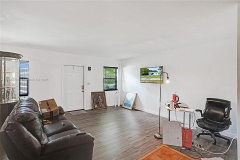 Casa en venta en Miami Gardens, Florida, 3 dormitorios, 106.84 m2 № 1941918 - foto 2