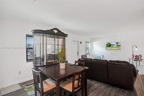 Casa en venta en Miami Gardens, Florida, 3 dormitorios, 106.84 m2 № 1941918 - foto 3