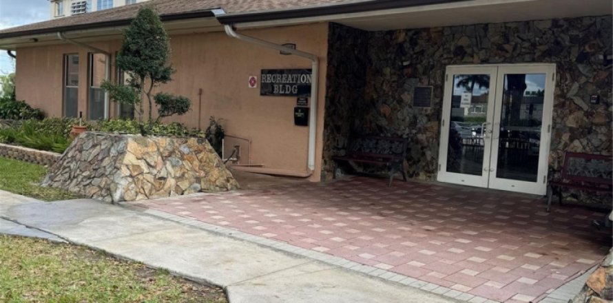 Condo in Lauderdale Lakes, Florida, 2 bedrooms  № 932217
