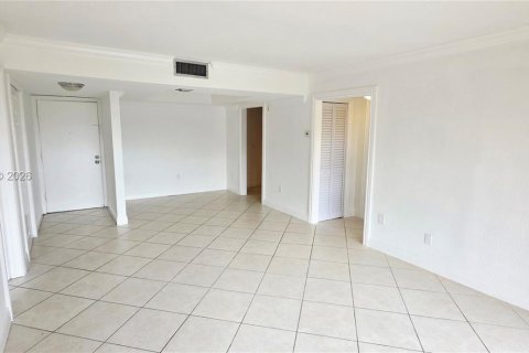 Condominio en alquiler en Miami, Florida, 2 dormitorios, 86.12 m2 № 2023477 - foto 4