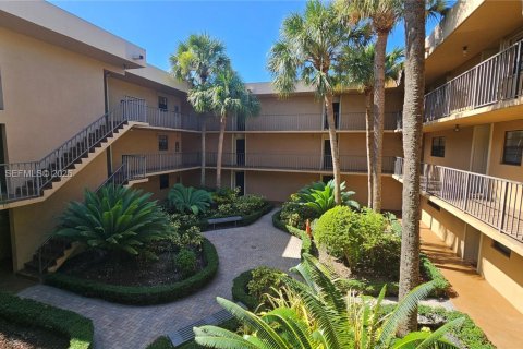 Condominio en alquiler en Miami, Florida, 2 dormitorios, 86.12 m2 № 2023477 - foto 2