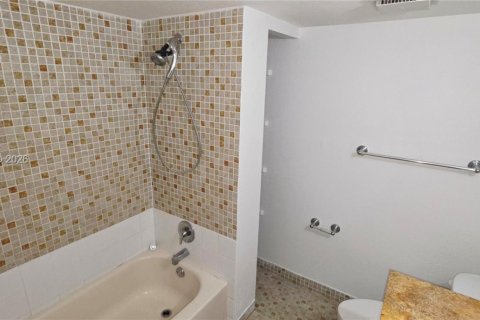 Condominio en alquiler en Miami, Florida, 2 dormitorios, 86.12 m2 № 2023477 - foto 16