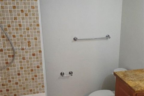 Condominio en alquiler en Miami, Florida, 2 dormitorios, 86.12 m2 № 2023477 - foto 17