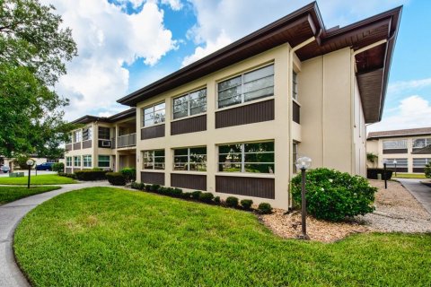 Condo in New Port Richey, Florida, 2 bedrooms  № 1846869 - photo 2