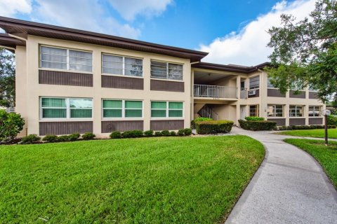 Condo in New Port Richey, Florida, 2 bedrooms  № 1846869 - photo 1