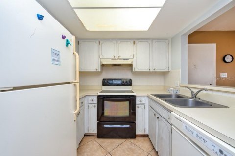 Condo in New Port Richey, Florida, 2 bedrooms  № 1846869 - photo 8