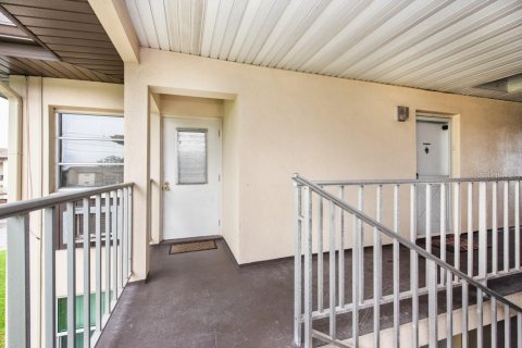Condo in New Port Richey, Florida, 2 bedrooms  № 1846869 - photo 19