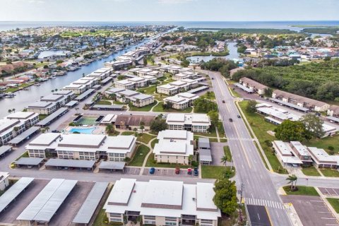 Condo in New Port Richey, Florida, 2 bedrooms  № 1846869 - photo 24