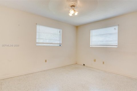 House in Miami, Florida 5 bedrooms, 181.07 sq.m. № 2262521 - photo 11