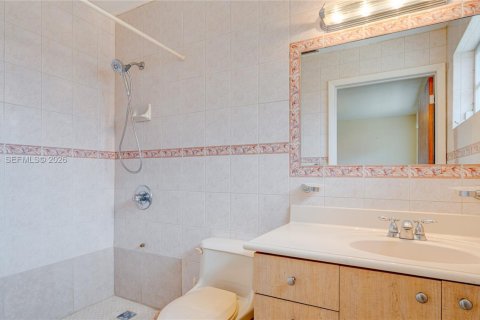 House in Miami, Florida 5 bedrooms, 181.07 sq.m. № 2262521 - photo 21