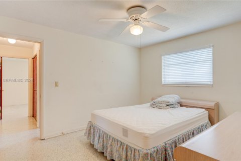 House in Miami, Florida 5 bedrooms, 181.07 sq.m. № 2262521 - photo 16