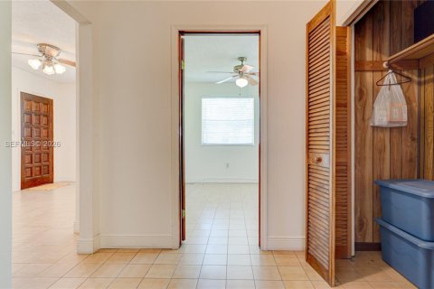 House in Miami, Florida 5 bedrooms, 181.07 sq.m. № 2262521 - photo 22