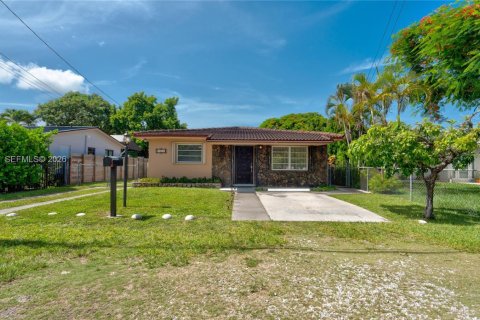 House in Miami, Florida 5 bedrooms, 181.07 sq.m. № 2262521 - photo 4