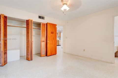 House in Miami, Florida 5 bedrooms, 181.07 sq.m. № 2262521 - photo 19