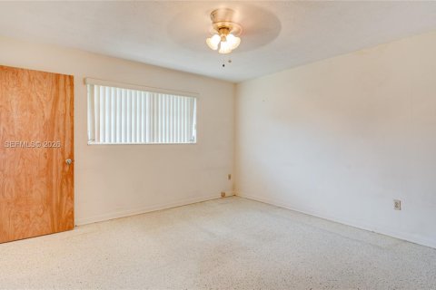 House in Miami, Florida 5 bedrooms, 181.07 sq.m. № 2262521 - photo 18