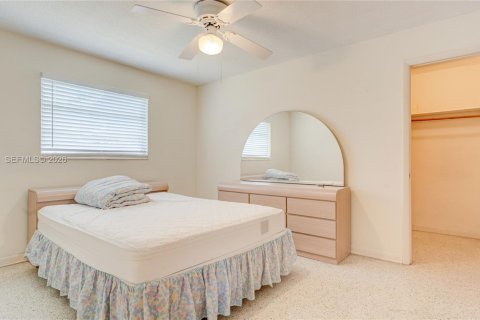 House in Miami, Florida 5 bedrooms, 181.07 sq.m. № 2262521 - photo 15